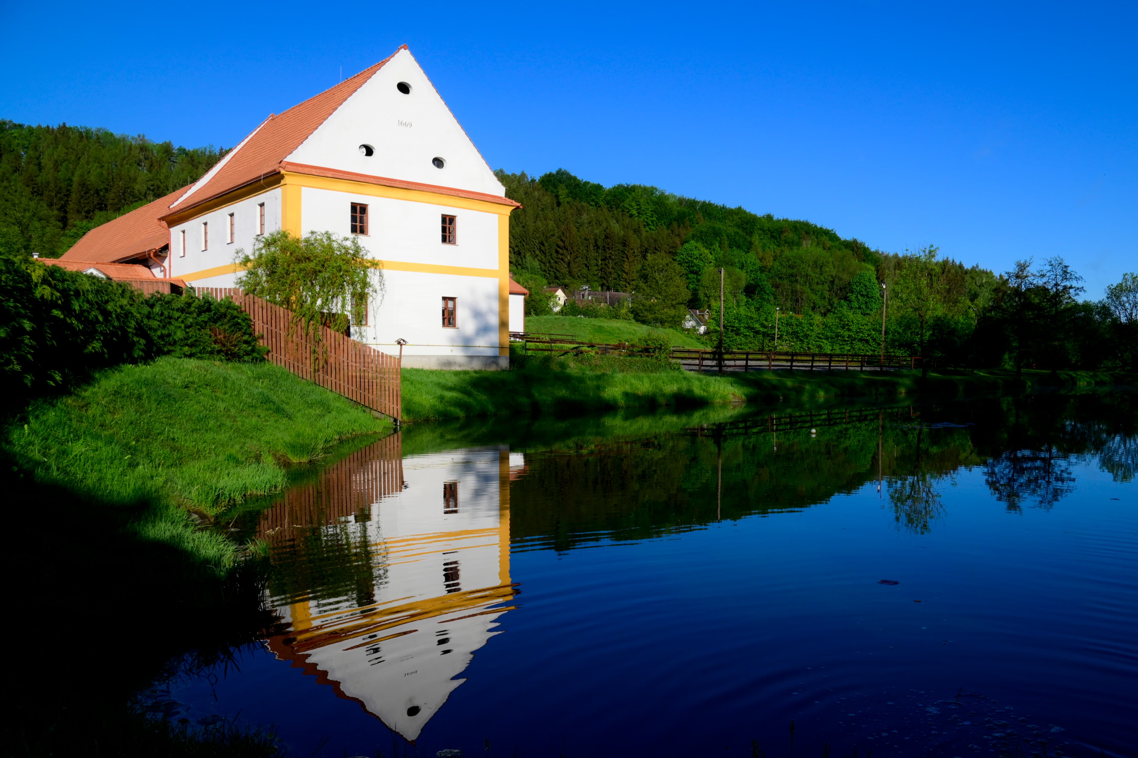 Srbice farm and Renaissance fortress by the pond